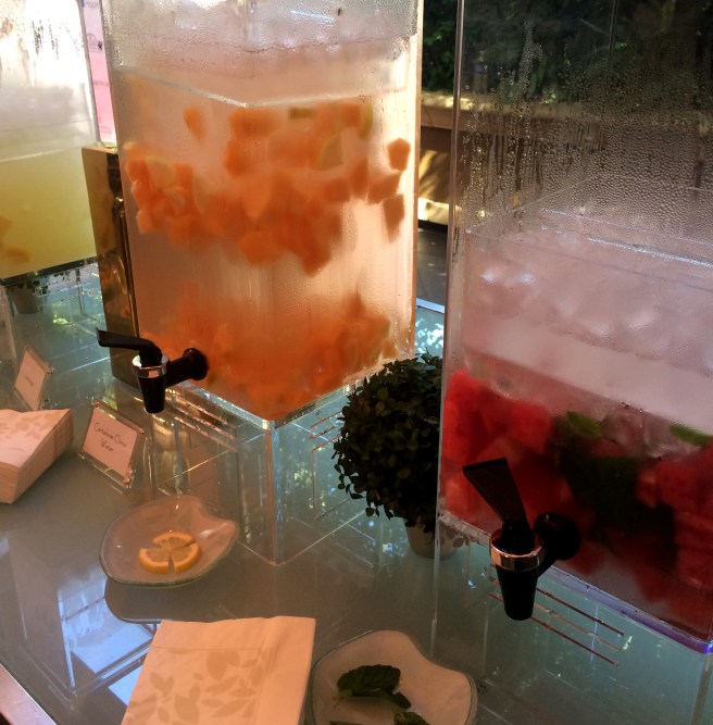 I love how lately I've been seeing a lot of fruit infused water offered at parties. They look so pretty and add just that little touch of flavor to tickle the palette. 