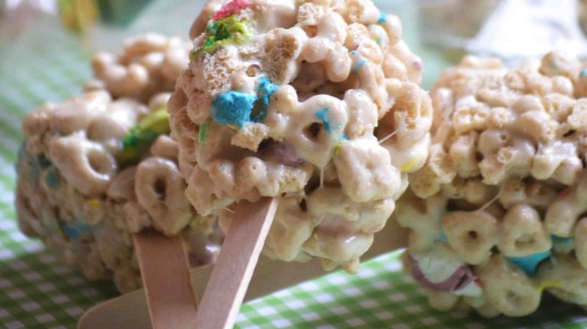 YummyLuckyCharmTreatPops